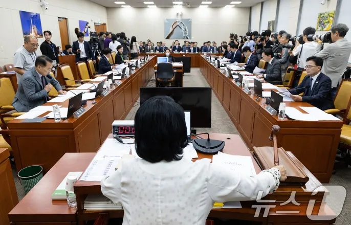 노란 수영복에 섹시한 몸매 어필하는 존예 처자