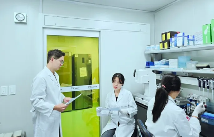 노란 수영복에 섹시한 몸매 어필하는 존예 처자