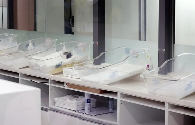 노란 수영복에 섹시한 몸매 어필하는 존예 처자