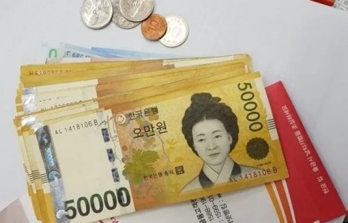 노란 수영복에 섹시한 몸매 어필하는 존예 처자