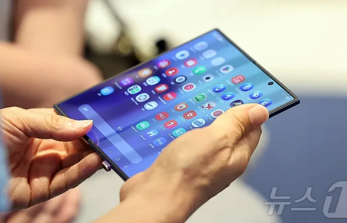 노란 수영복에 섹시한 몸매 어필하는 존예 처자