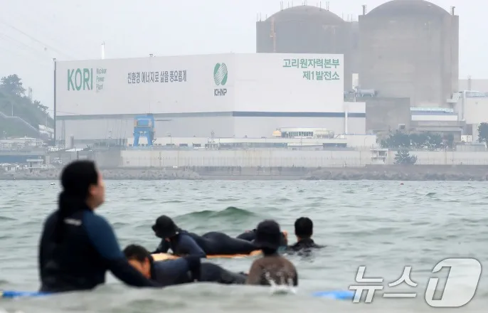 노란 수영복에 섹시한 몸매 어필하는 존예 처자