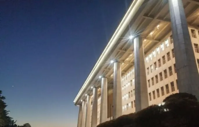 노란 수영복에 섹시한 몸매 어필하는 존예 처자