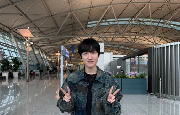 노란 수영복에 섹시한 몸매 어필하는 존예 처자