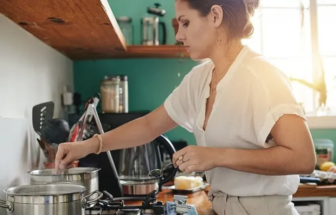 노란 수영복에 섹시한 몸매 어필하는 존예 처자
