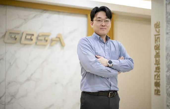 노란 수영복에 섹시한 몸매 어필하는 존예 처자