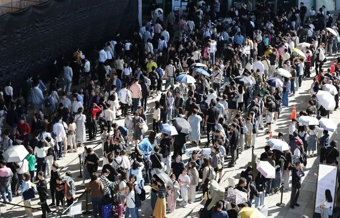 노란 수영복에 섹시한 몸매 어필하는 존예 처자