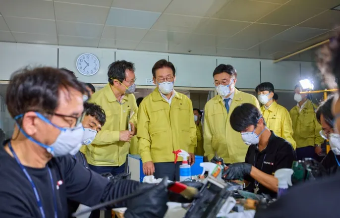 노란 수영복에 섹시한 몸매 어필하는 존예 처자