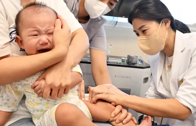 노란 수영복에 섹시한 몸매 어필하는 존예 처자