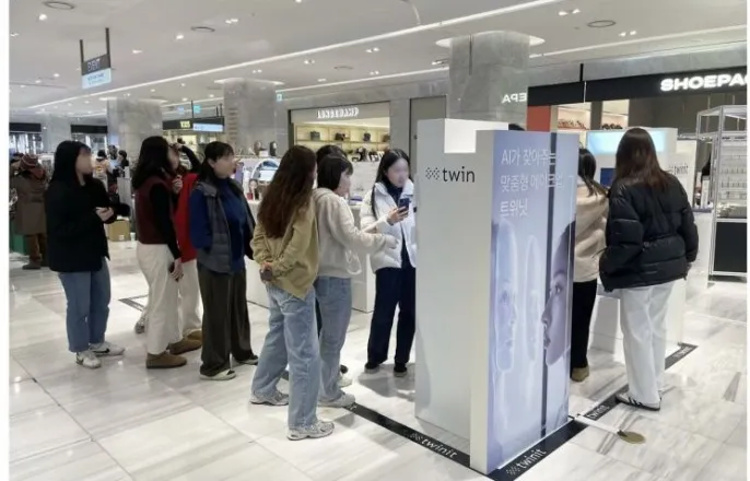 노란 수영복에 섹시한 몸매 어필하는 존예 처자