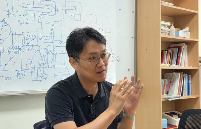 노란 수영복에 섹시한 몸매 어필하는 존예 처자