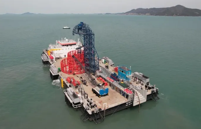 노란 수영복에 섹시한 몸매 어필하는 존예 처자