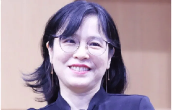 노란 수영복에 섹시한 몸매 어필하는 존예 처자