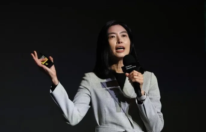 노란 수영복에 섹시한 몸매 어필하는 존예 처자