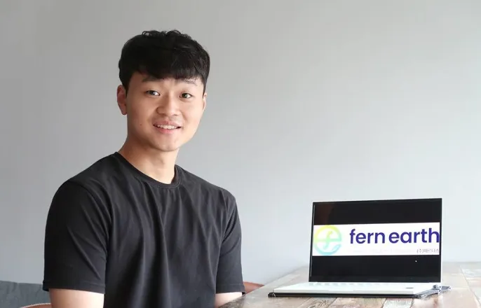 노란 수영복에 섹시한 몸매 어필하는 존예 처자