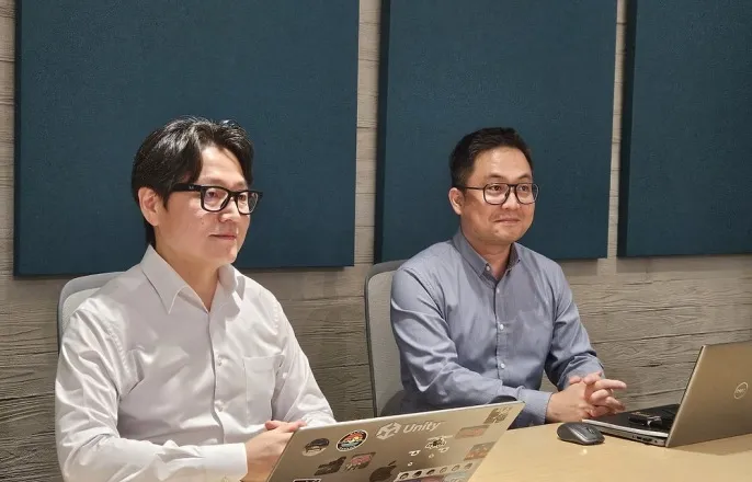 노란 수영복에 섹시한 몸매 어필하는 존예 처자