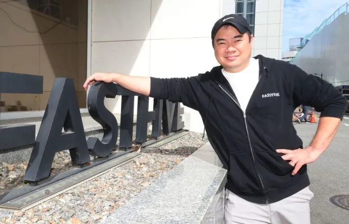 노란 수영복에 섹시한 몸매 어필하는 존예 처자