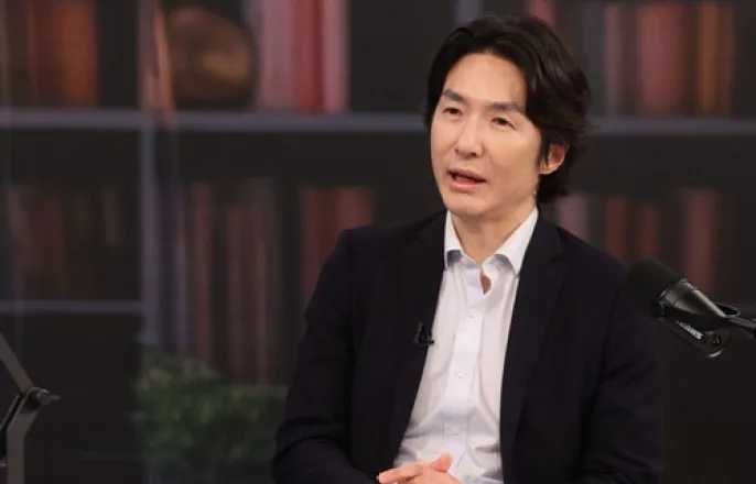 노란 수영복에 섹시한 몸매 어필하는 존예 처자