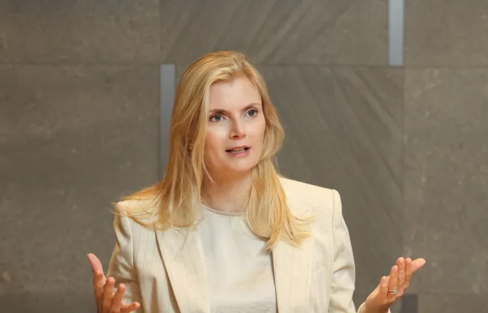 노란 수영복에 섹시한 몸매 어필하는 존예 처자