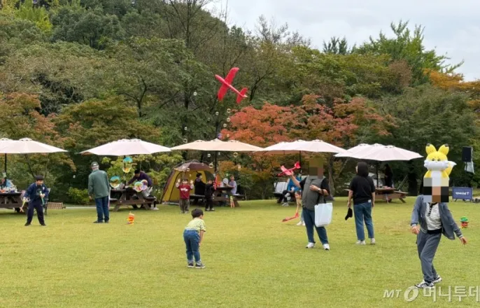 노란 수영복에 섹시한 몸매 어필하는 존예 처자