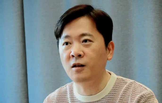 노란 수영복에 섹시한 몸매 어필하는 존예 처자