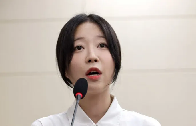 노란 수영복에 섹시한 몸매 어필하는 존예 처자