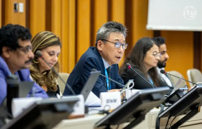 노란 수영복에 섹시한 몸매 어필하는 존예 처자