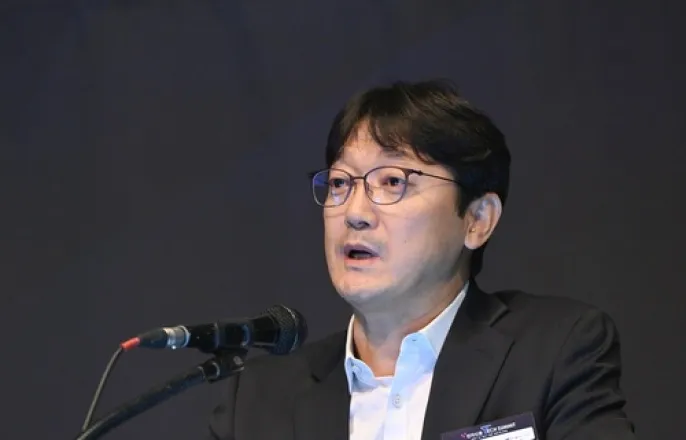 노란 수영복에 섹시한 몸매 어필하는 존예 처자