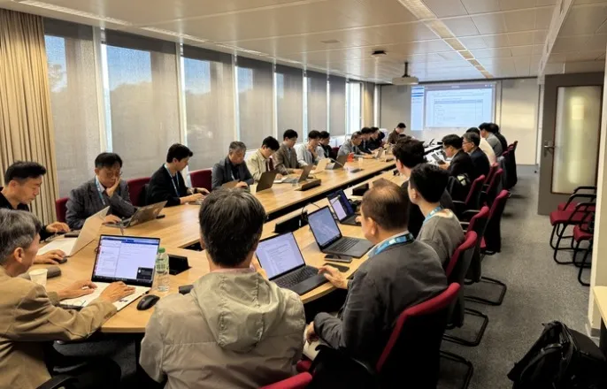 노란 수영복에 섹시한 몸매 어필하는 존예 처자