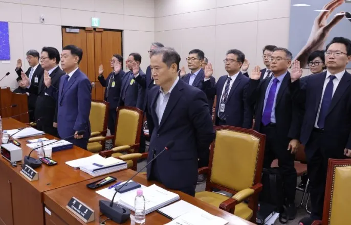 노란 수영복에 섹시한 몸매 어필하는 존예 처자