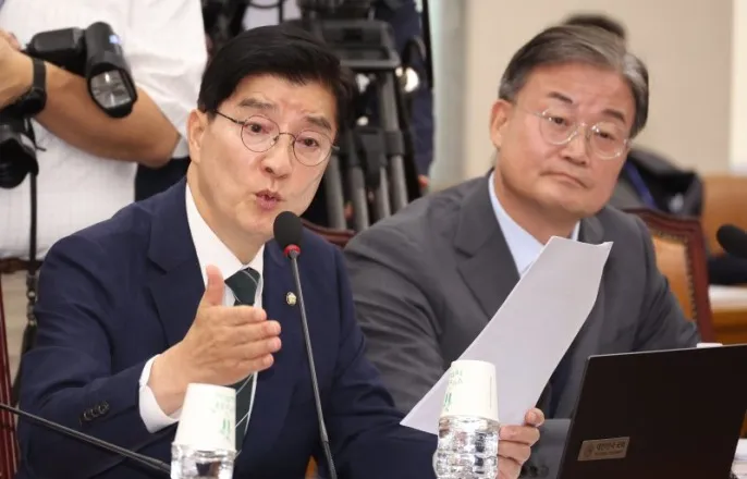 노란 수영복에 섹시한 몸매 어필하는 존예 처자