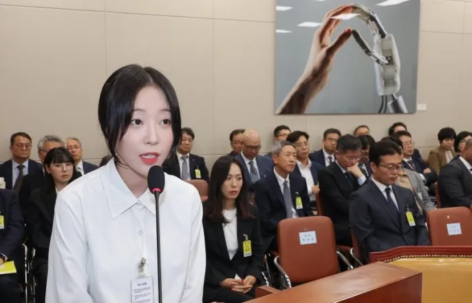 노란 수영복에 섹시한 몸매 어필하는 존예 처자