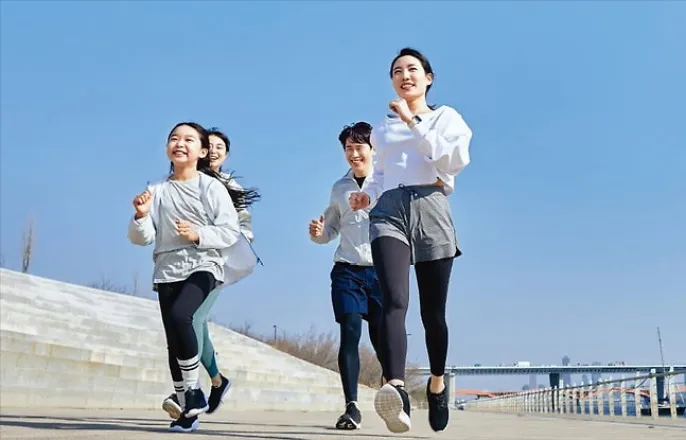 노란 수영복에 섹시한 몸매 어필하는 존예 처자