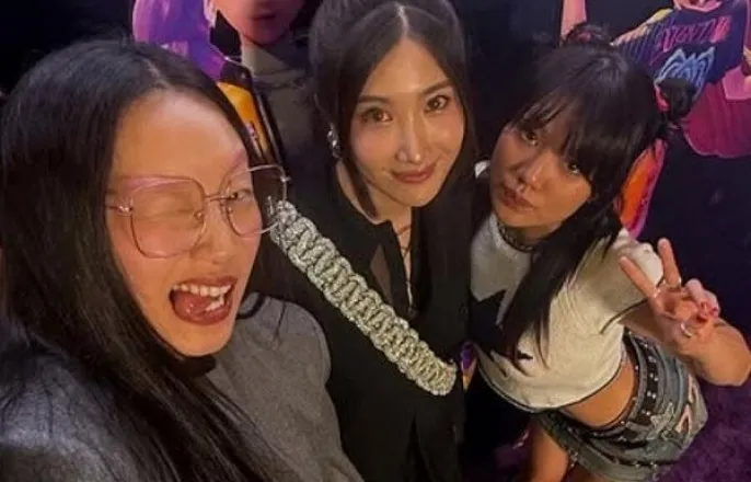 노란 수영복에 섹시한 몸매 어필하는 존예 처자