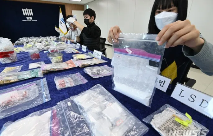 노란 수영복에 섹시한 몸매 어필하는 존예 처자