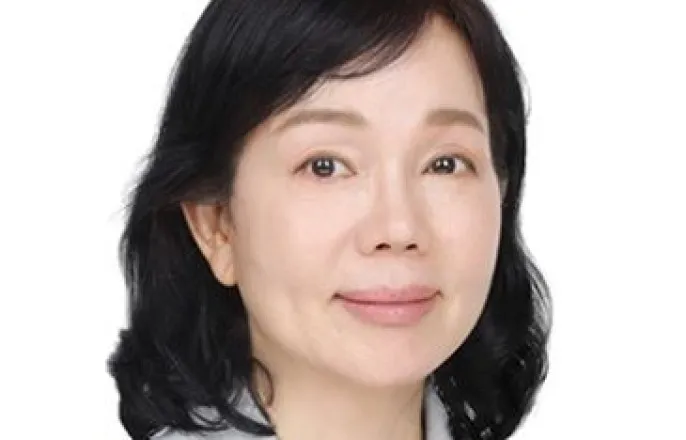 노란 수영복에 섹시한 몸매 어필하는 존예 처자