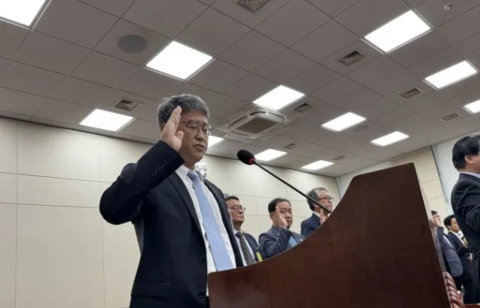 노란 수영복에 섹시한 몸매 어필하는 존예 처자