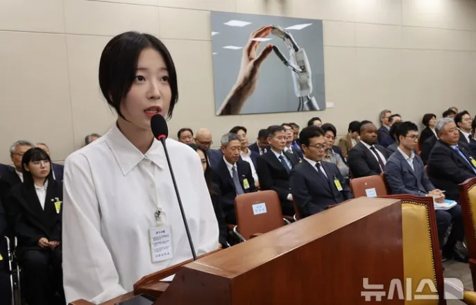 노란 수영복에 섹시한 몸매 어필하는 존예 처자