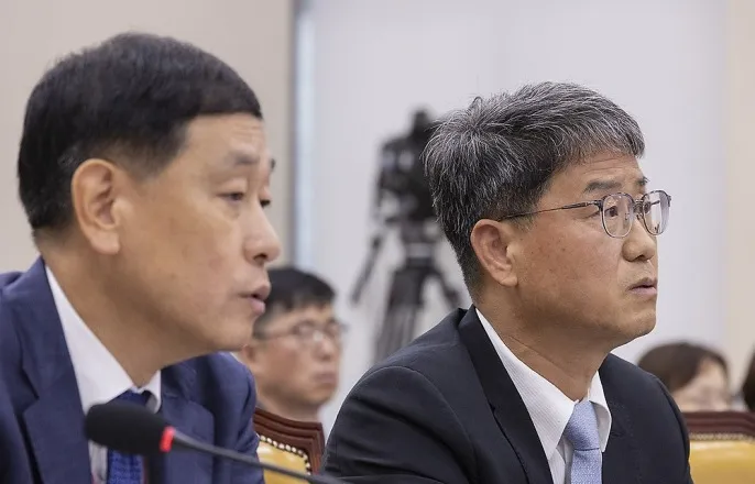 노란 수영복에 섹시한 몸매 어필하는 존예 처자