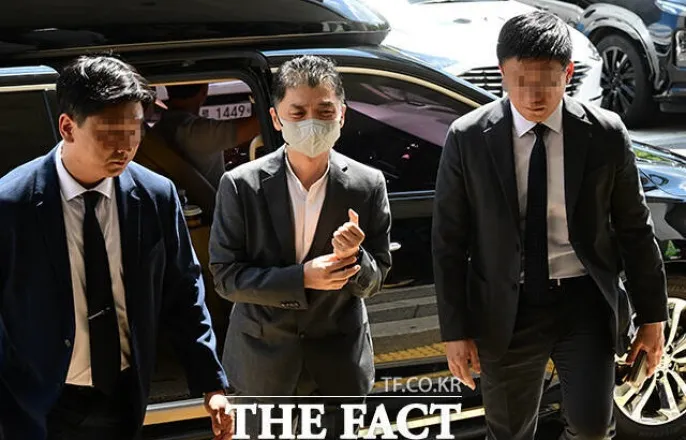 노란 수영복에 섹시한 몸매 어필하는 존예 처자