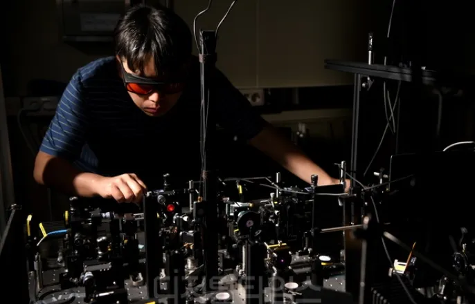 노란 수영복에 섹시한 몸매 어필하는 존예 처자