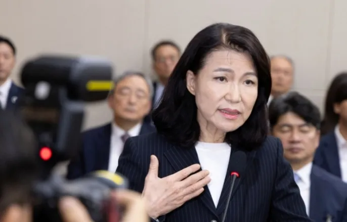 노란 수영복에 섹시한 몸매 어필하는 존예 처자