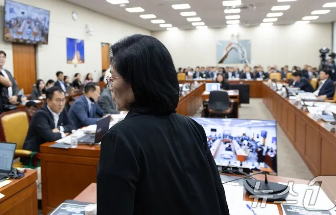 노란 수영복에 섹시한 몸매 어필하는 존예 처자