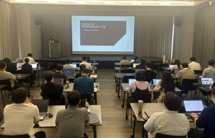 노란 수영복에 섹시한 몸매 어필하는 존예 처자