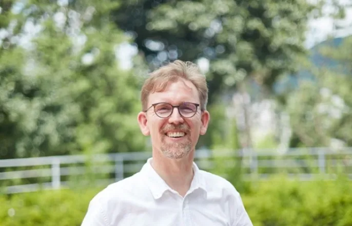 노란 수영복에 섹시한 몸매 어필하는 존예 처자