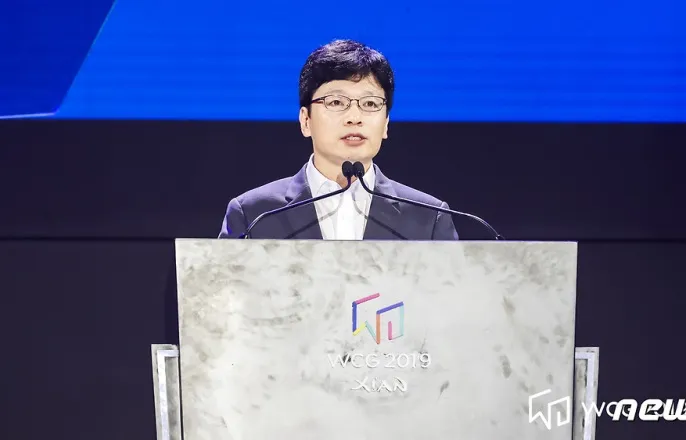 노란 수영복에 섹시한 몸매 어필하는 존예 처자