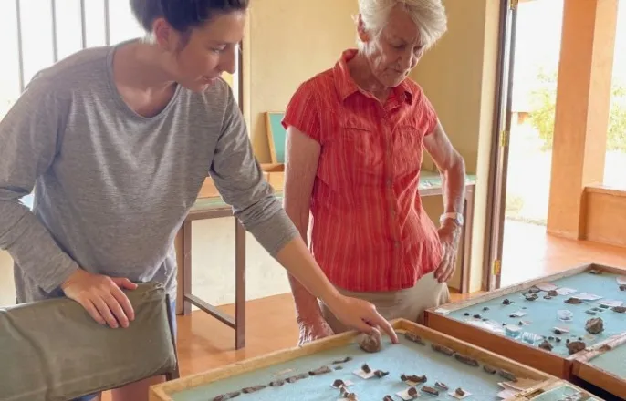 노란 수영복에 섹시한 몸매 어필하는 존예 처자