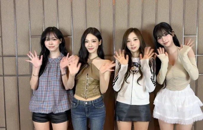 노란 수영복에 섹시한 몸매 어필하는 존예 처자