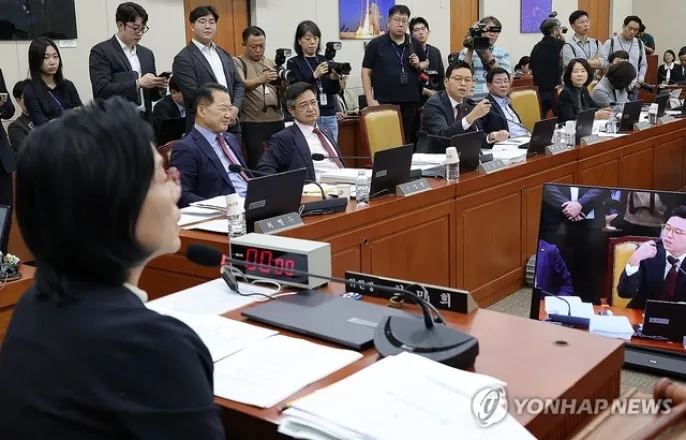 노란 수영복에 섹시한 몸매 어필하는 존예 처자