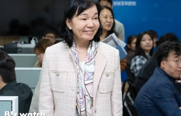 노란 수영복에 섹시한 몸매 어필하는 존예 처자